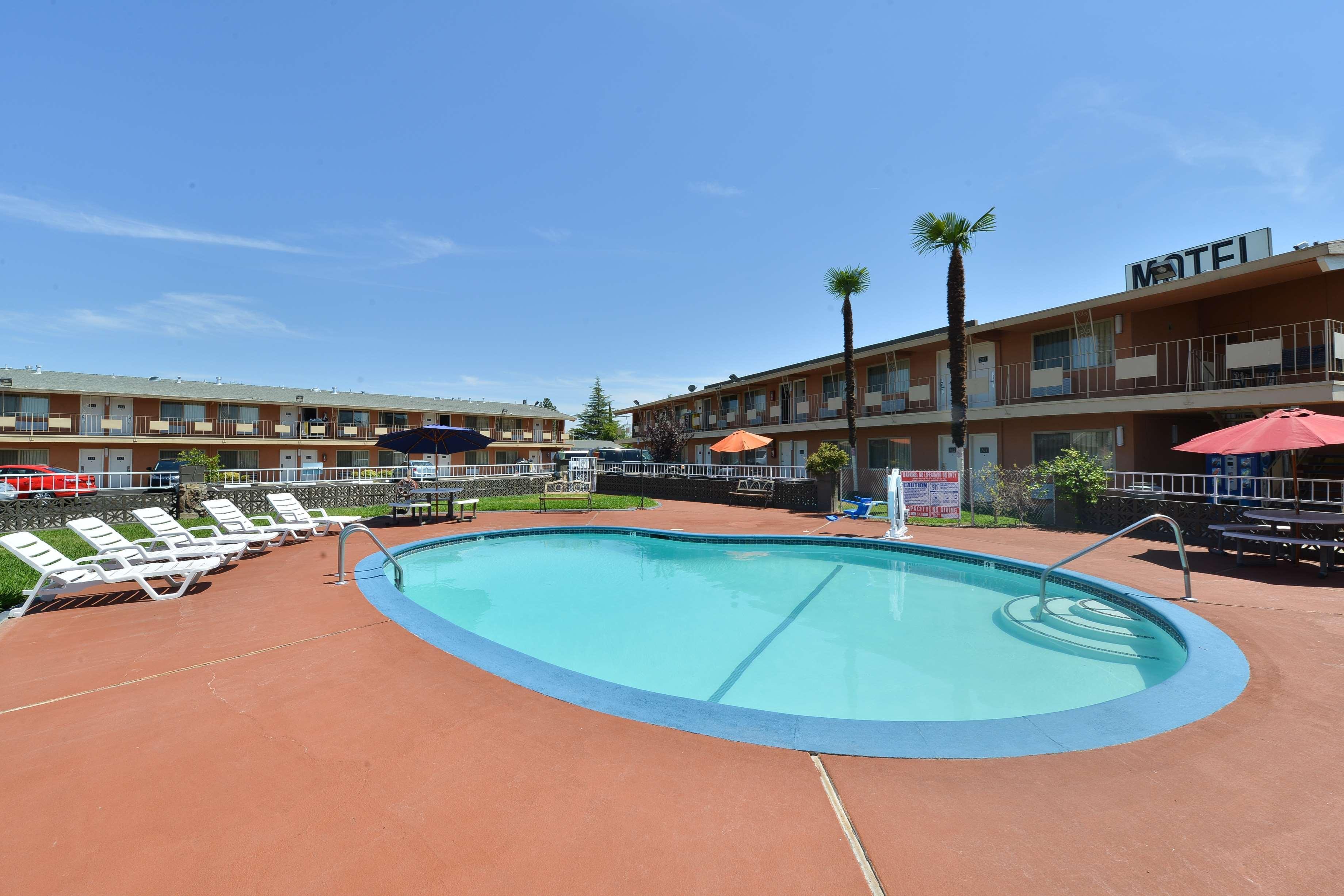 Hotel Dan Inn Barretos By Nacional Inn Екстер'єр фото